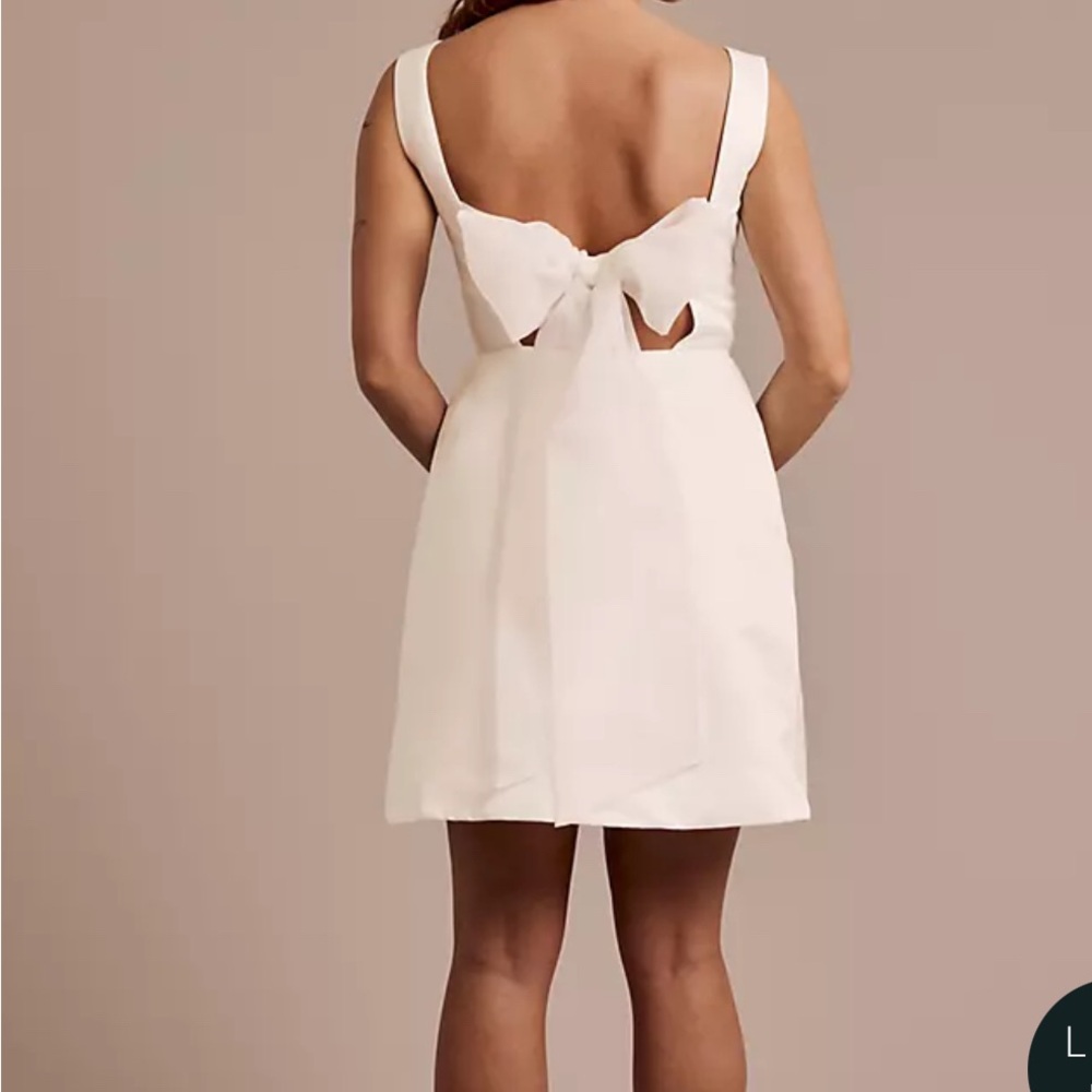 Elegant White Sleeveless Dress